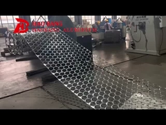 المصنع ينتج دوائر من الألومنيوم الصغيرة الحجم