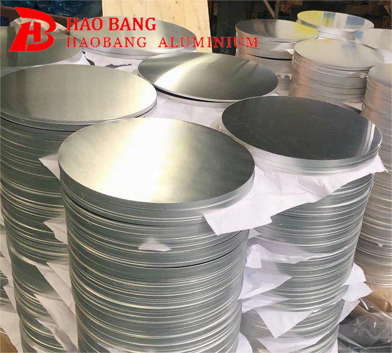 قرص الألومنيوم السطح العالي 1050/3003 سبيكة O H12 درجة الحرارة CC DC المادة عميقة الرسم مقاوم للكسر قطر مخصص للبلاطات وعاءات الطلاء الصناعي